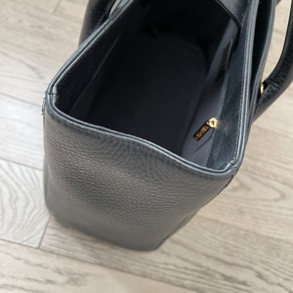 Chanel Executive Cerf Tote In calf leather, black with gold hardware - Picture 10 of 13